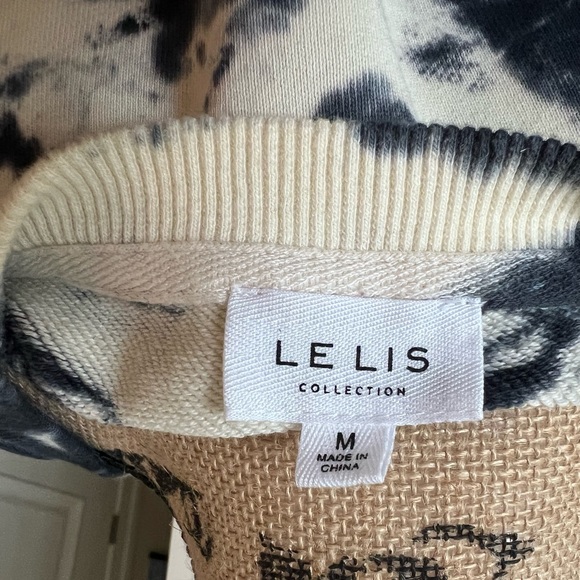 Really cute sweatshirt! Never worn - Picture 4 of 6